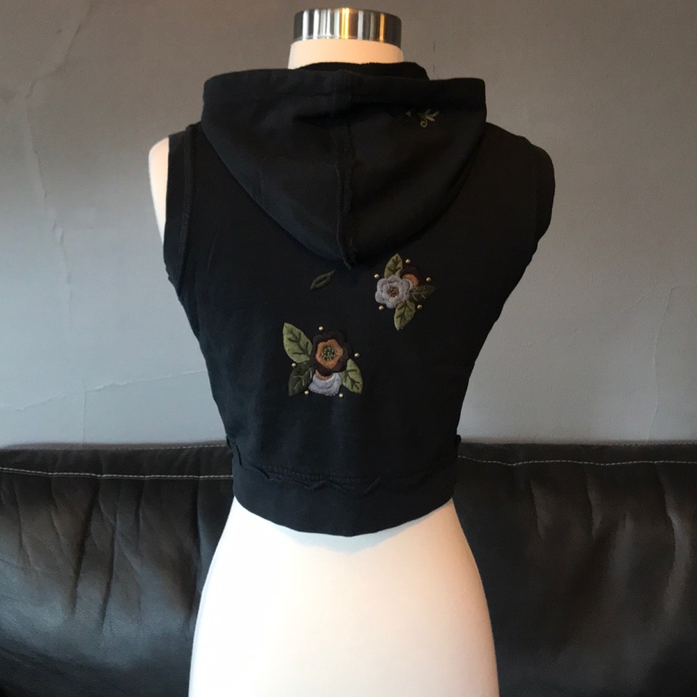 NWT black hoodie shrug flower studs grommets Small